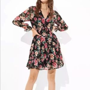 NWT AMERICAN EAGLE CHIFFON FLORAL PRINT‎ LONG SLEEVES MINI DRESS. SIZE ME…